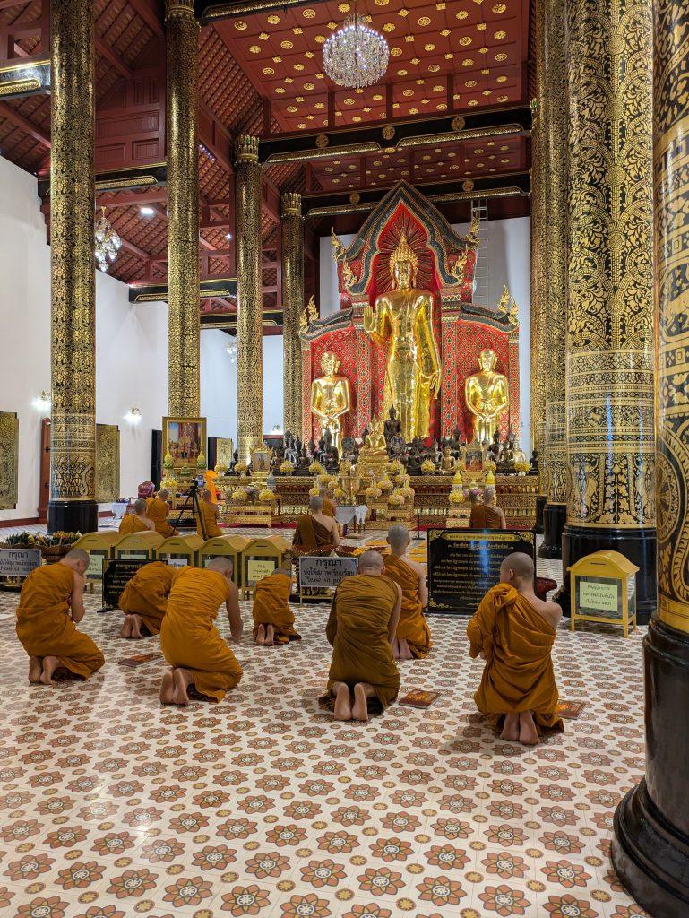Monjes budistas orando en la misa celebrada en Wat Chedi Luang