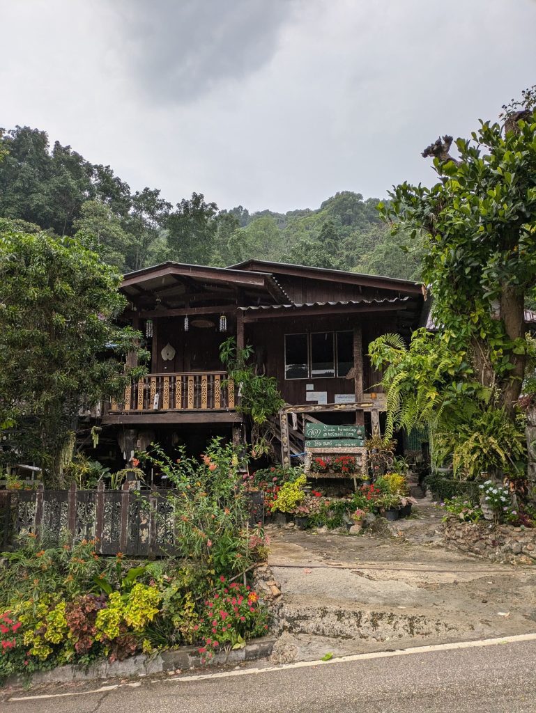 Casas de madera típicas en Mae Kampong Village