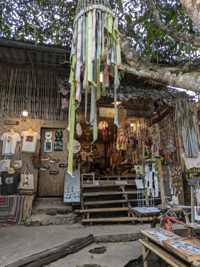 Tiendas de souvenirs en el pueblo de Mae Kampong