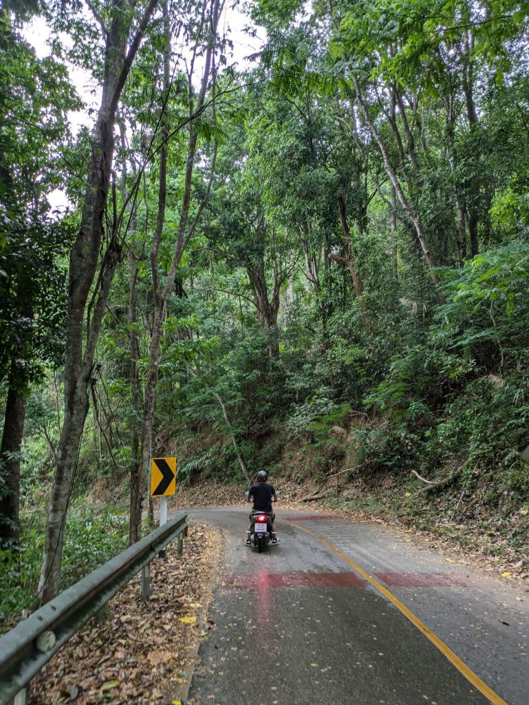 Bajada en moto por las carreteras resbaladizas de Mae Kampong