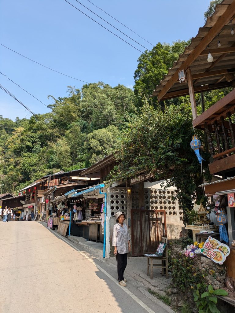 Calles de Mae Kampong Village durante la mañana