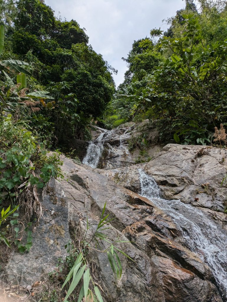 Cascada en los alrededores de Mae Kampong Village, vista desde arriba