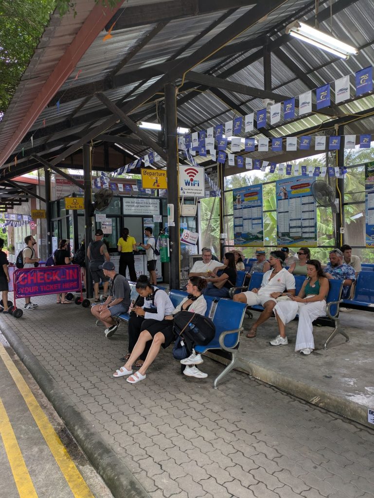 Espera en un transbordo al salir de Krabi a Koh Samui