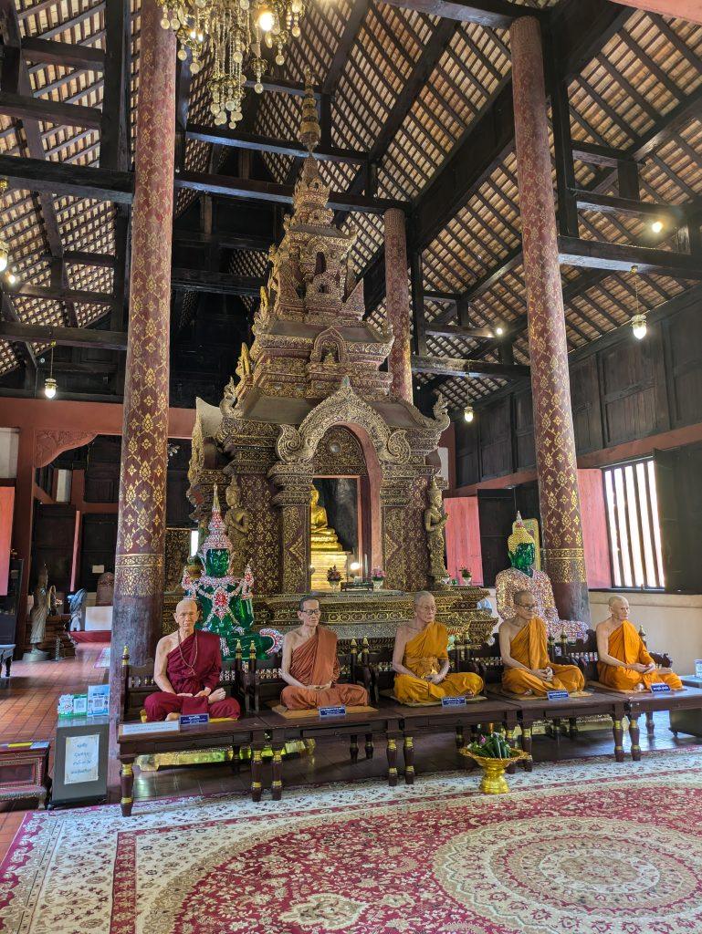 Figuras realistas de monjes en uno de los templos de Chiang Mai
