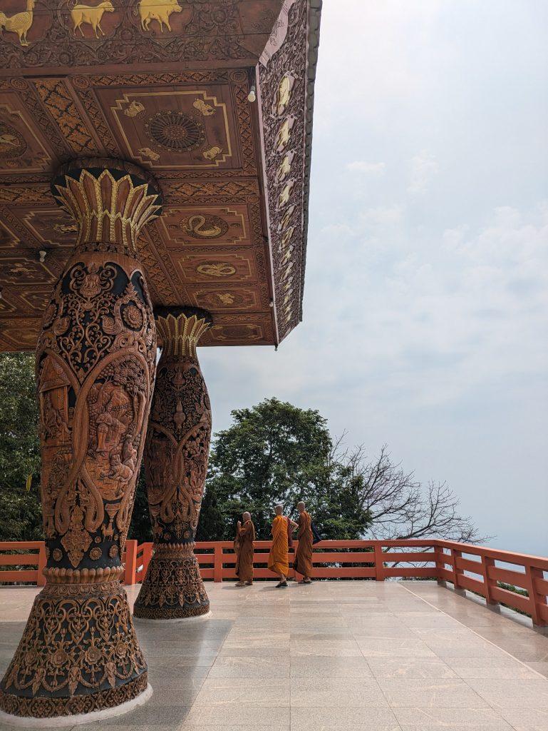 Pilares tallados en el templo Doi Suthep