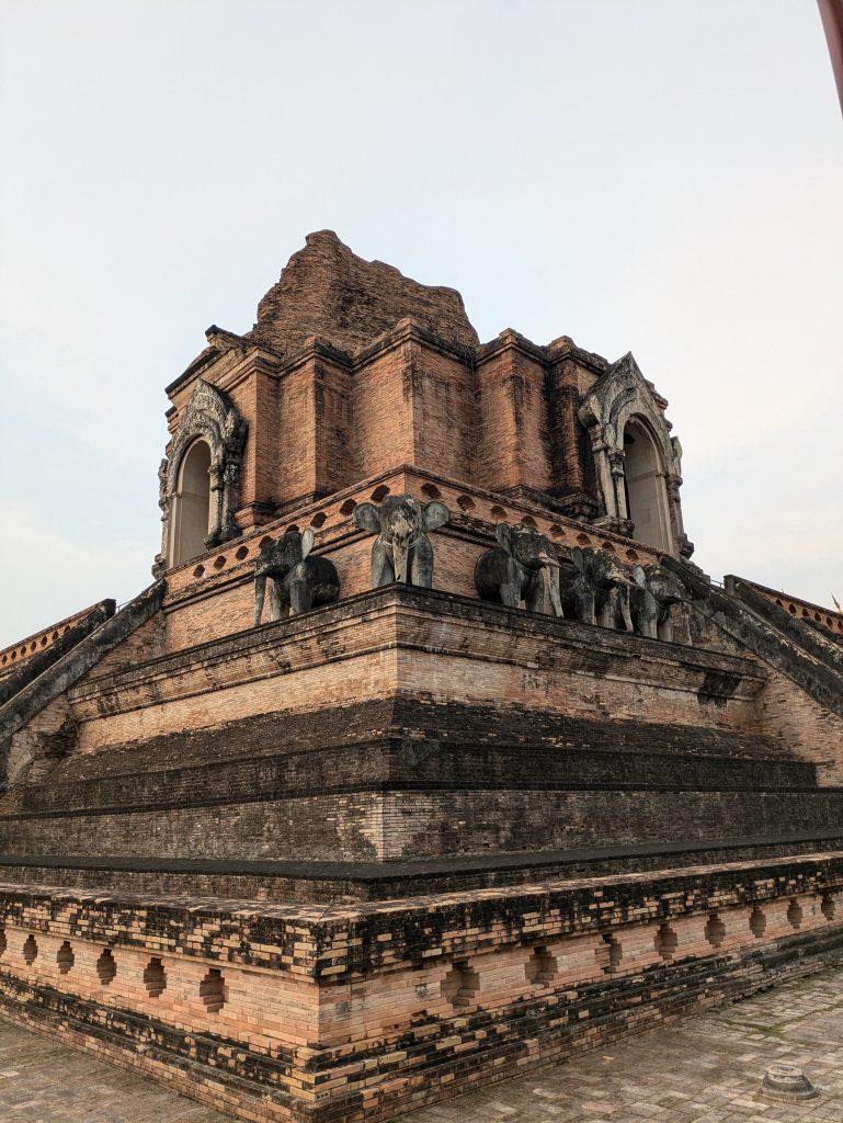 La pagoda de Wat Chedi Luang destruida por un terremoto