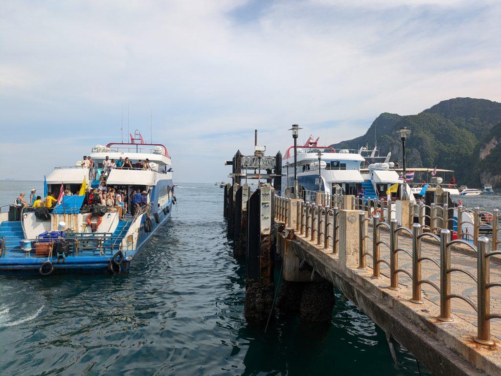 Ferrys atracando en el puerto de Koh Phi Phi