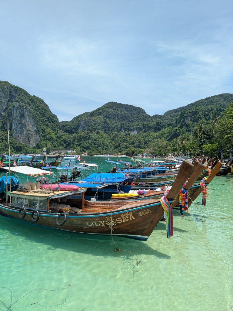 Long boat en el pier Tonsai
