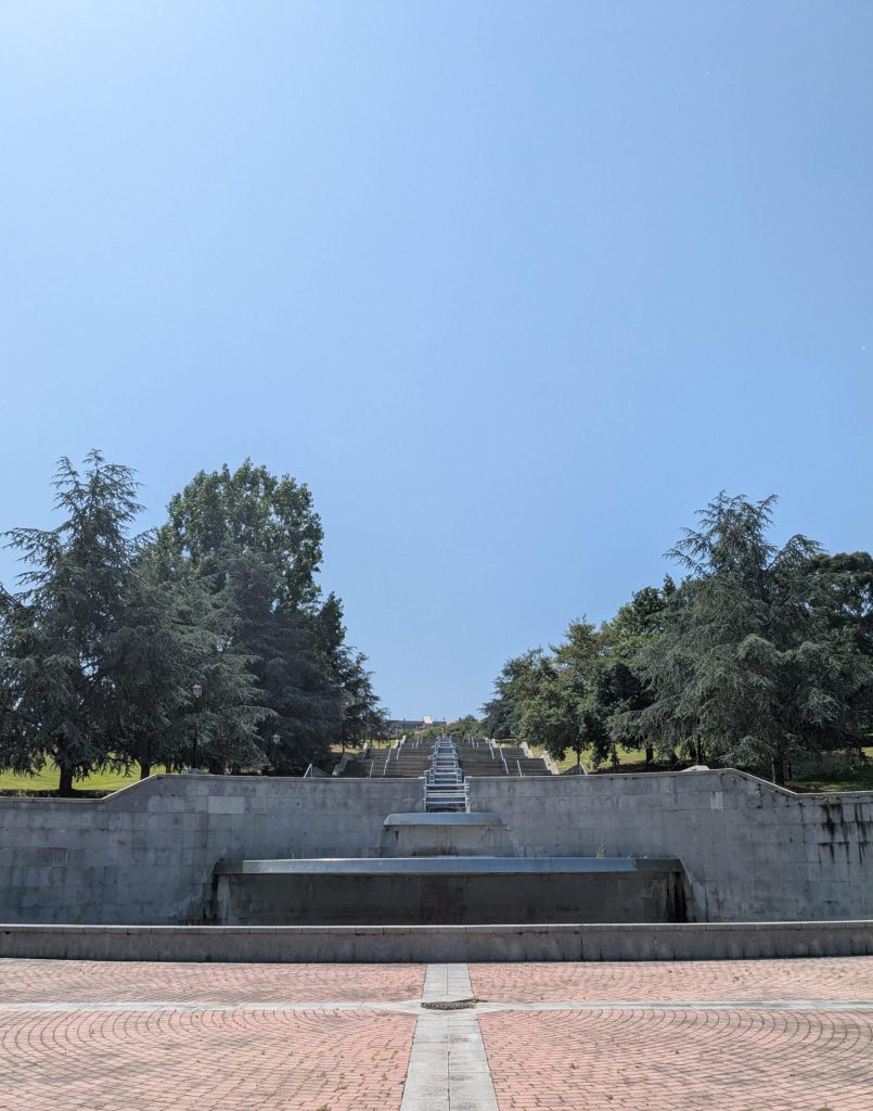escaleras y escultura del parque del oeste en oviedo