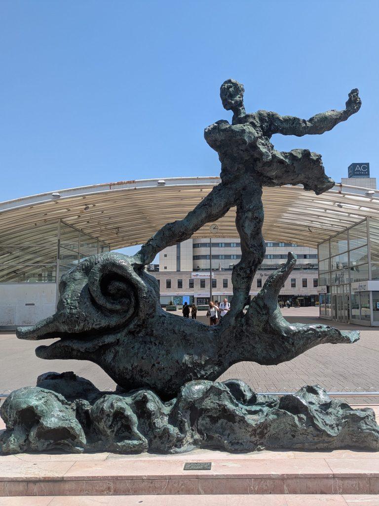 hombre con delfin, la escultura de Dalí en la losa de oviedo