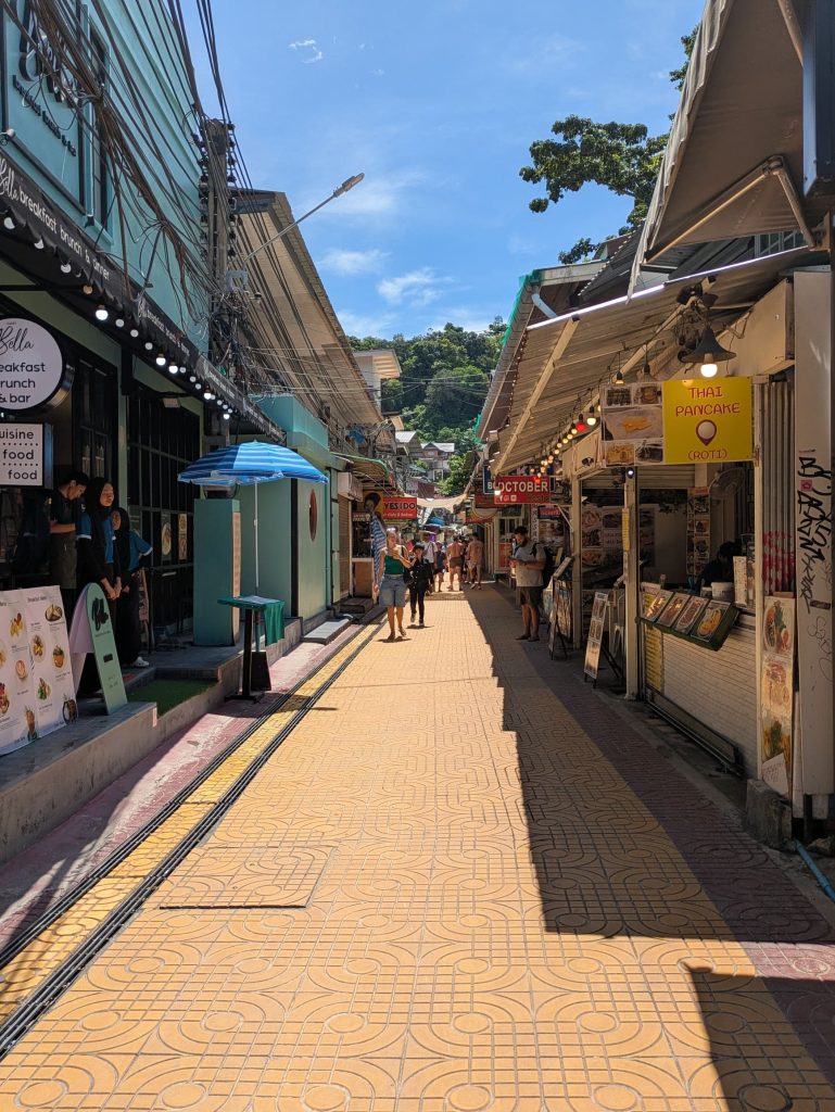 Calles del centro de Phi Phi Don, donde recomiendo alojarse