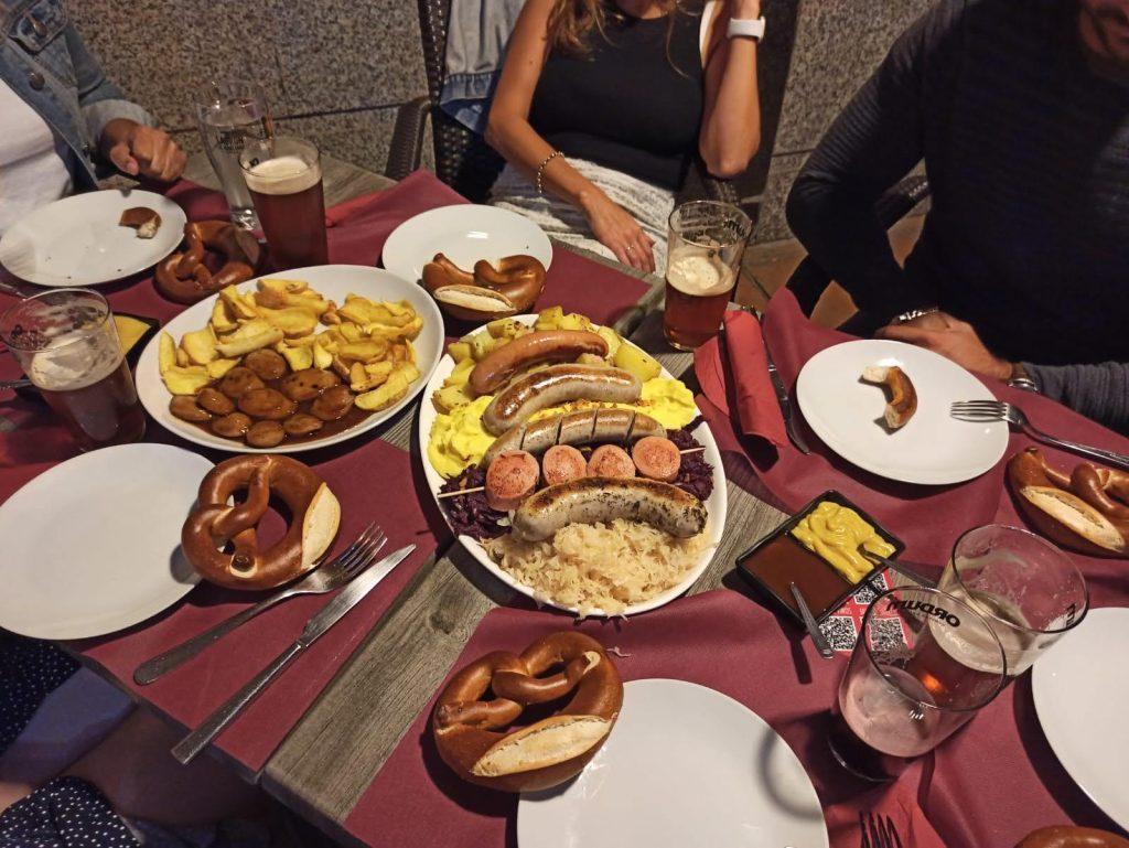 platos alemanes en un restaurante de comida internacional en Asturias