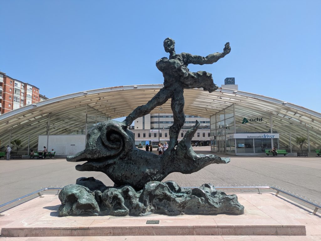 Una de las curiosidades de Oviedo es que tenemos una escultura de Dalí