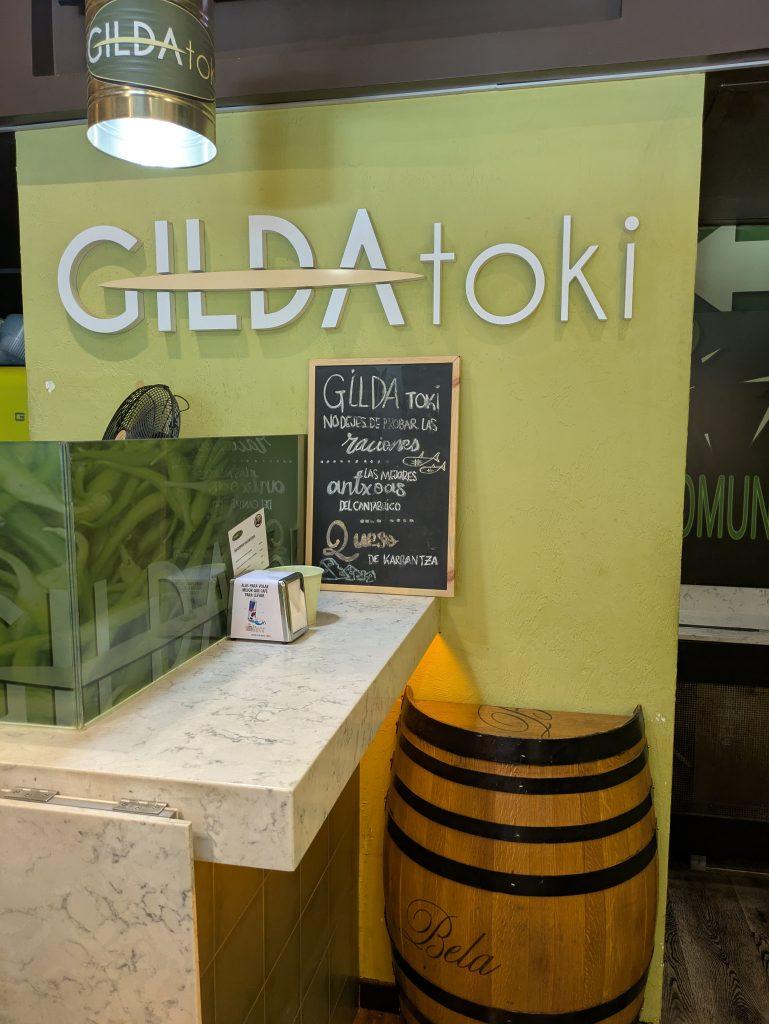 el curioso logo del bar gildatoki