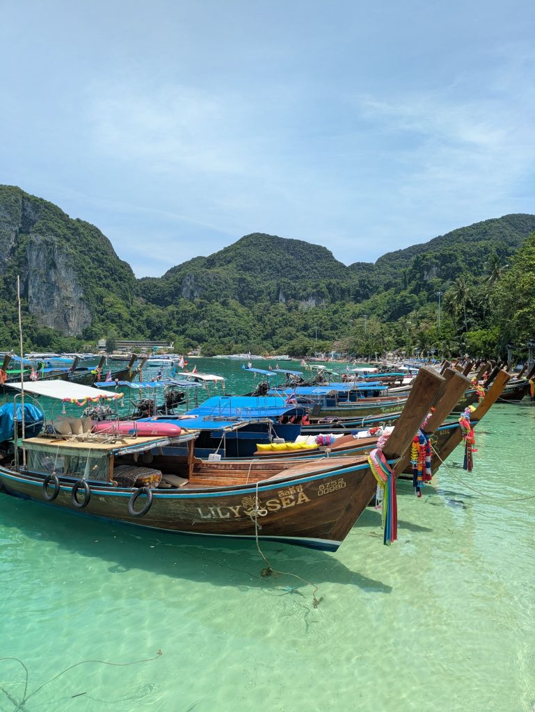 Long boat en el pier Tonsai