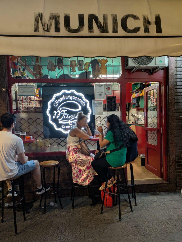 terraza de la hamburguesería munich en bilbao, sitios donde comer en deusto
