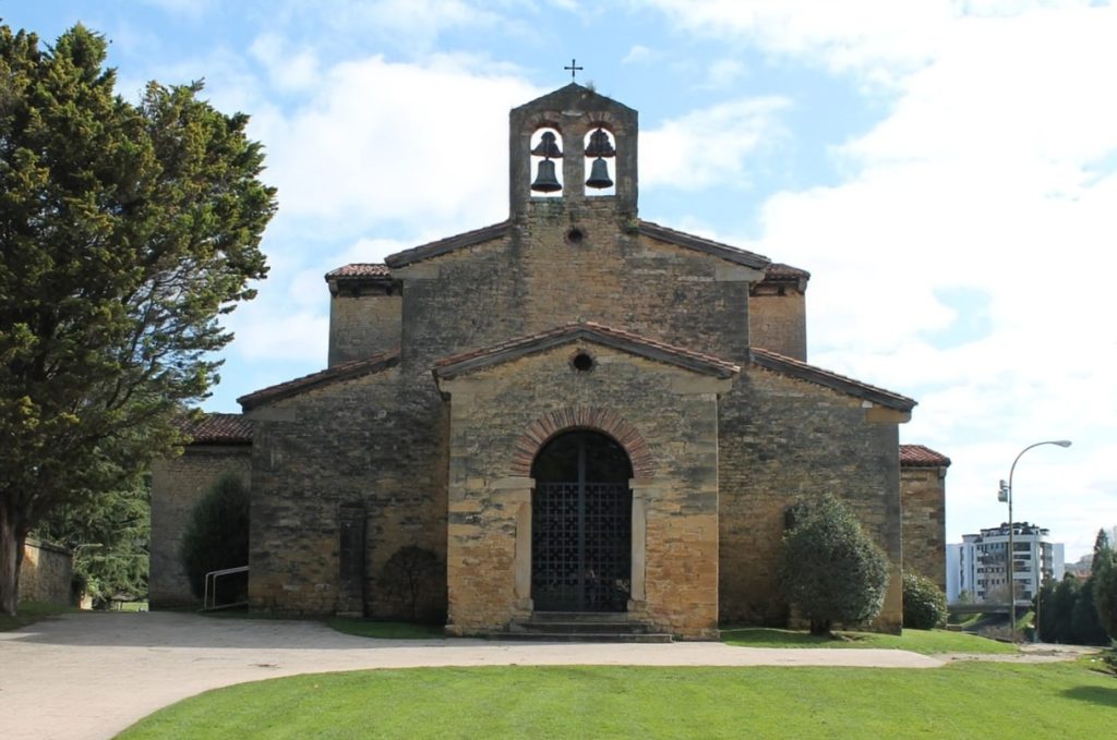 San Julián de los Prados, en el Parque Santullano de Oviedo