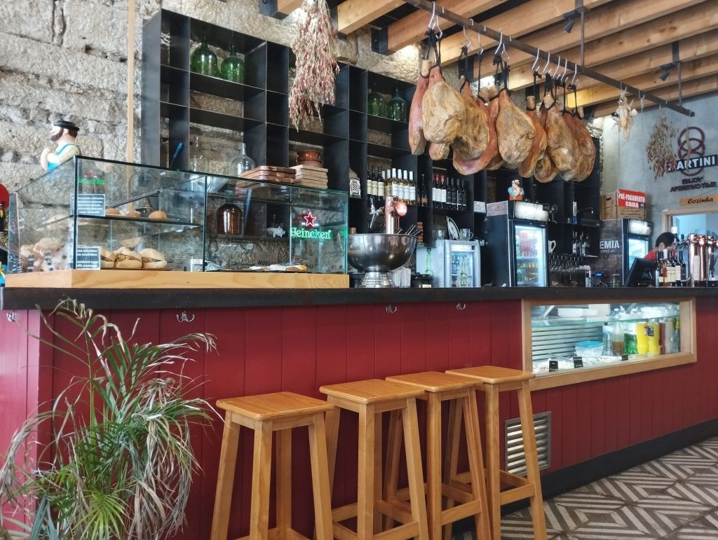 Recommended restaurants in Porto where to eat Portuguese food.