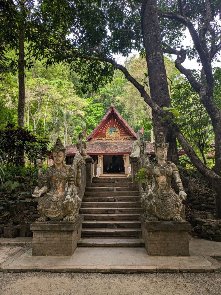 Detalle arquitectónico del templo Pha Lat en Chiang Mai