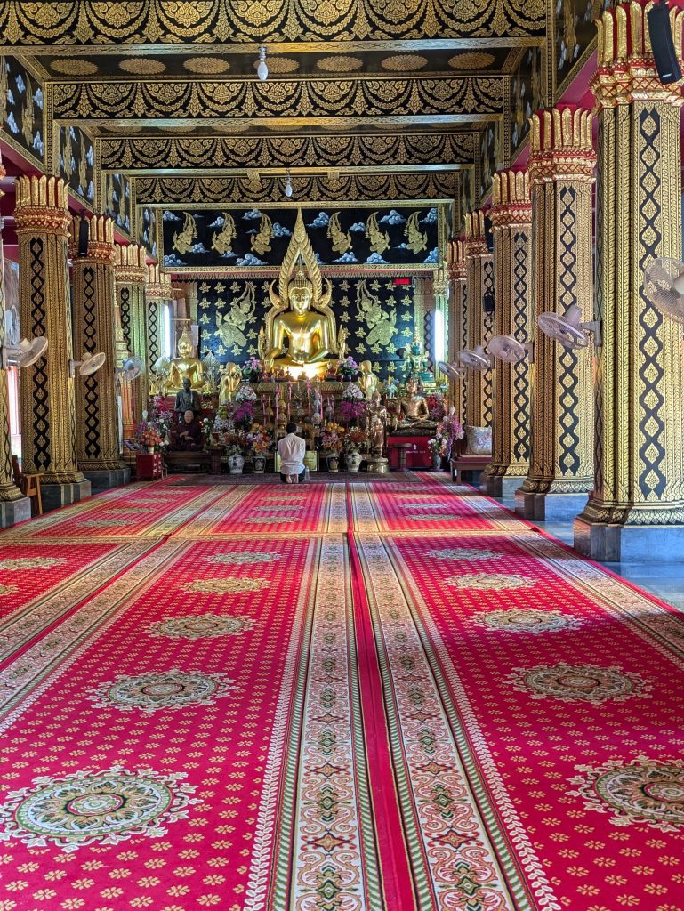 Sala de oración principal del templo Wat Phan On