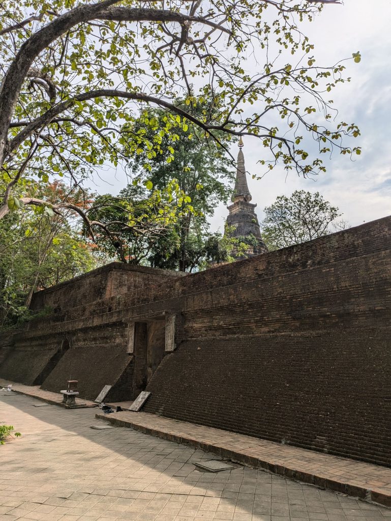 Túneles y pagoda de Wat Umong, templo de Chiang Mai que opta a acceder a la lista de Patrimonio Mundial de la Unesco