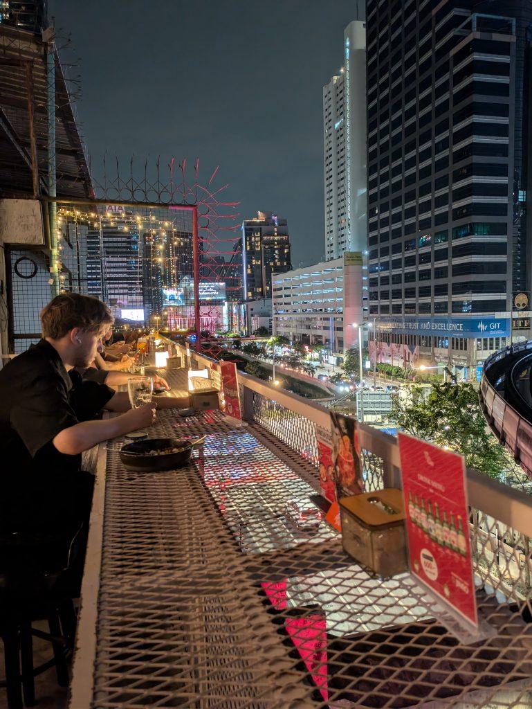 Este plan diferente en Bangkok para ver pasar el MRT tiene un balcón para apreciar el espectáculo