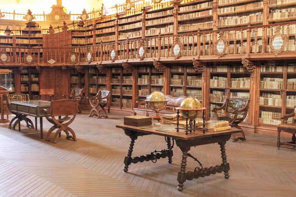 Biblioteca de las Escuelas Mayores de la Universidad de Salamanca, una de las librerías bonitas de España