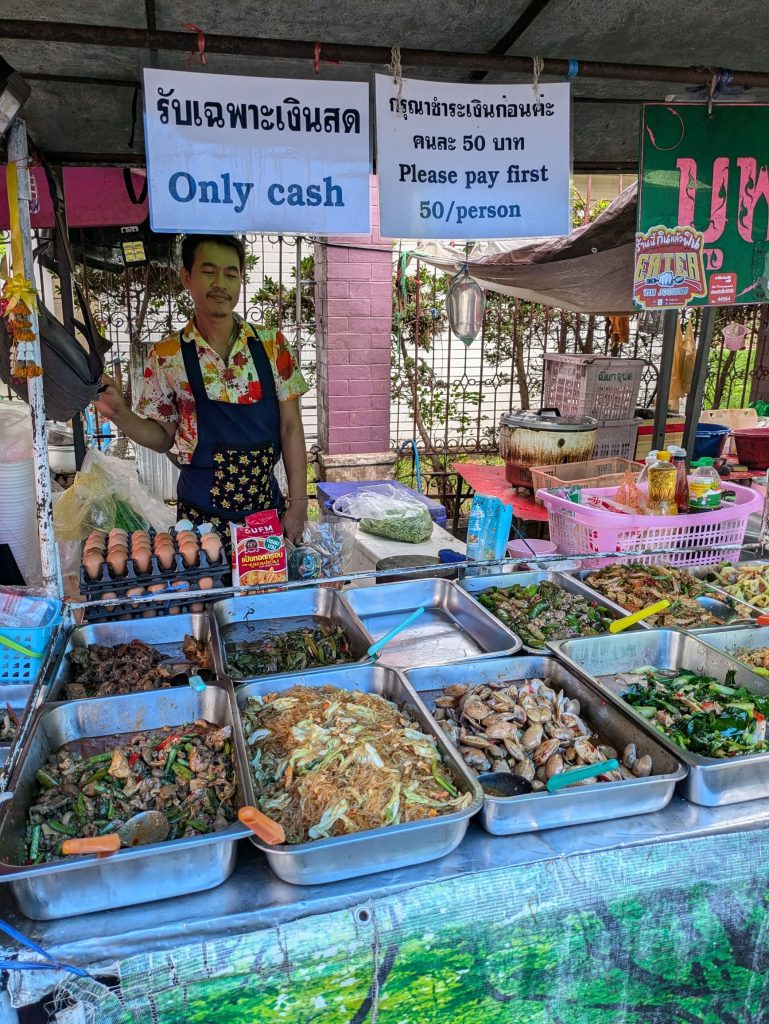 Buffet por 50 baht a la entrada de Lumphini Park