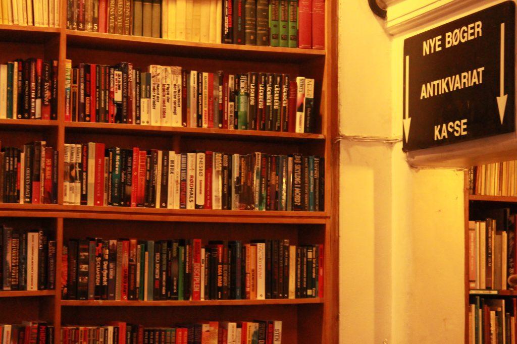 Estantería llena de libros en Paludan Copenhague