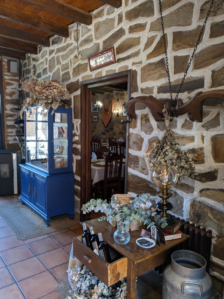 Interior del comedor que sirve cocido maragato