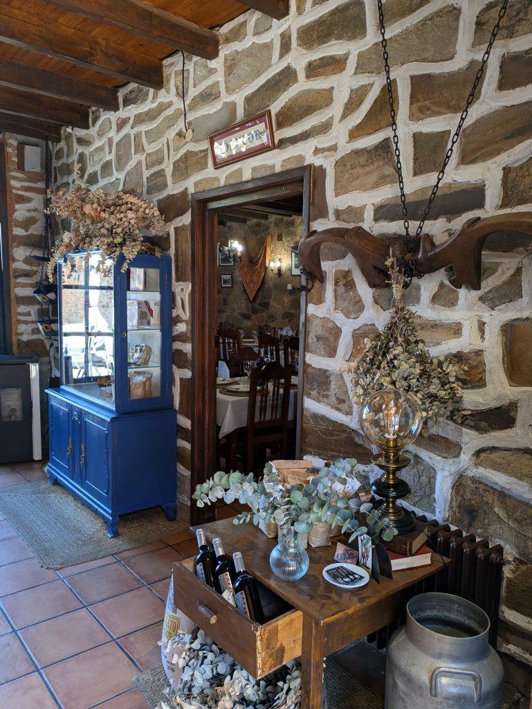 Interior del comedor que sirve cocido maragato