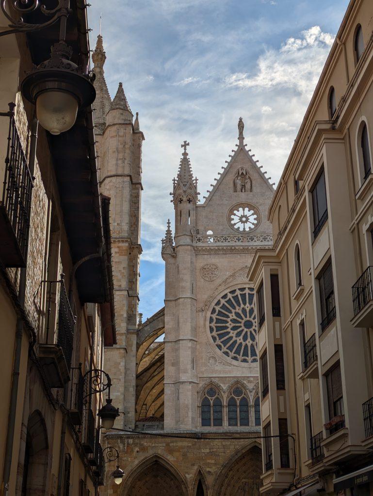 Imagen de la catedral entre calles, en mi viaje de fin de semana en León