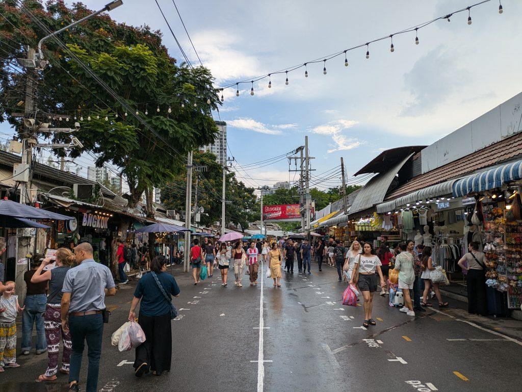 Chatuchak weekend market, el mercado de fin de semana más grande de Tailandia, y uno de los planes originales que puedes hacer en Bangkok