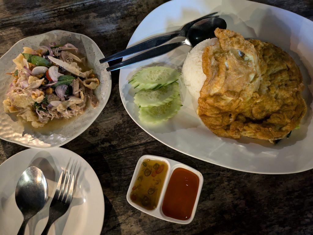 Cena en Chiang Mai con ensalada de carne picante y tortilla típica de Chiang Mai