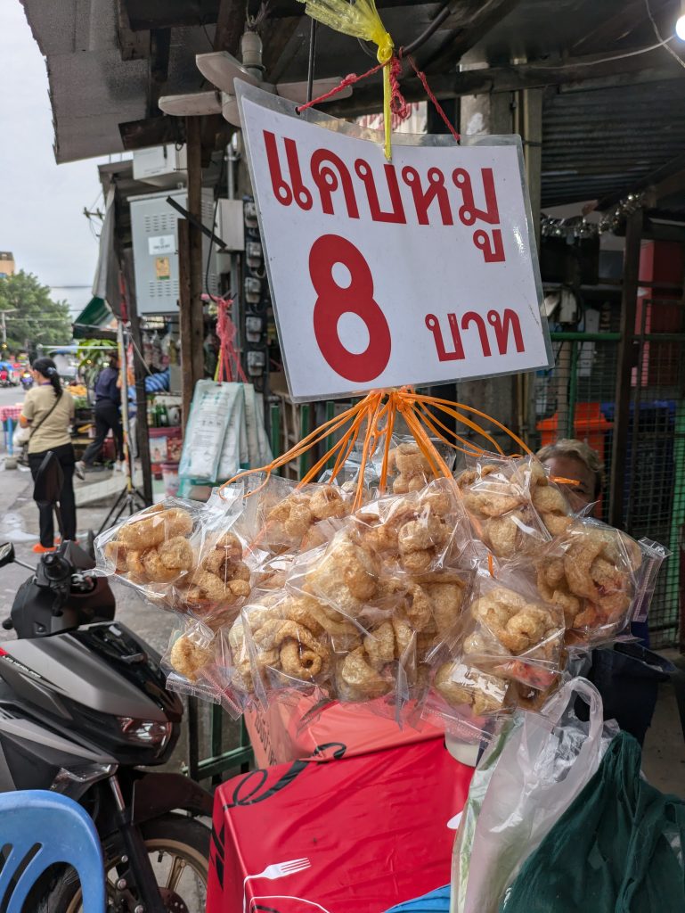 Cortezas de cerdo, típicas en Tailandia y en España por igual