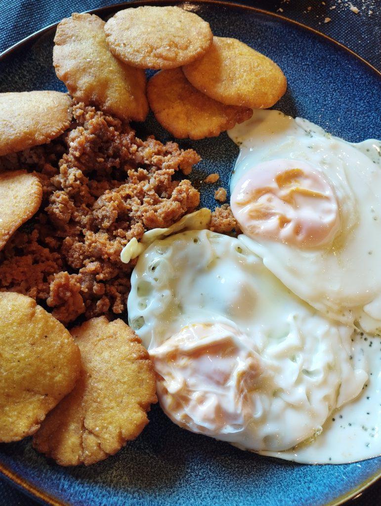Plato asturiano en la Hacienda de la Abuela, cerca de la ciudad de vacaciones de Perlora