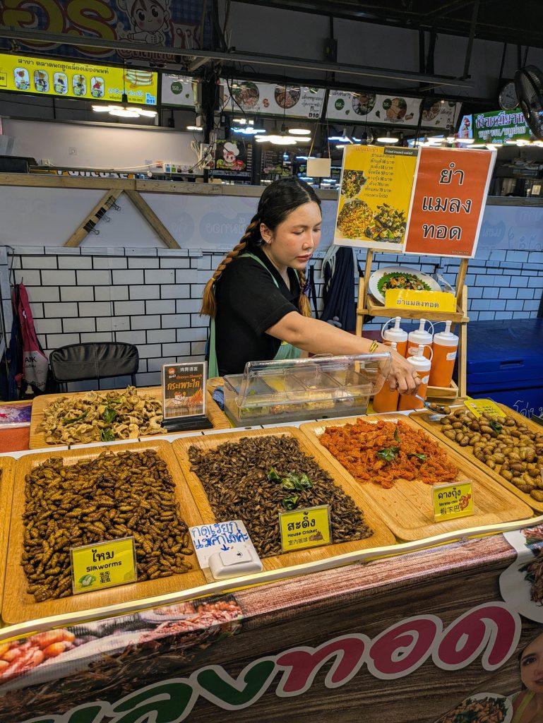 Puesto de venta de insectos fritos en el Owl Night Market de Bangkok