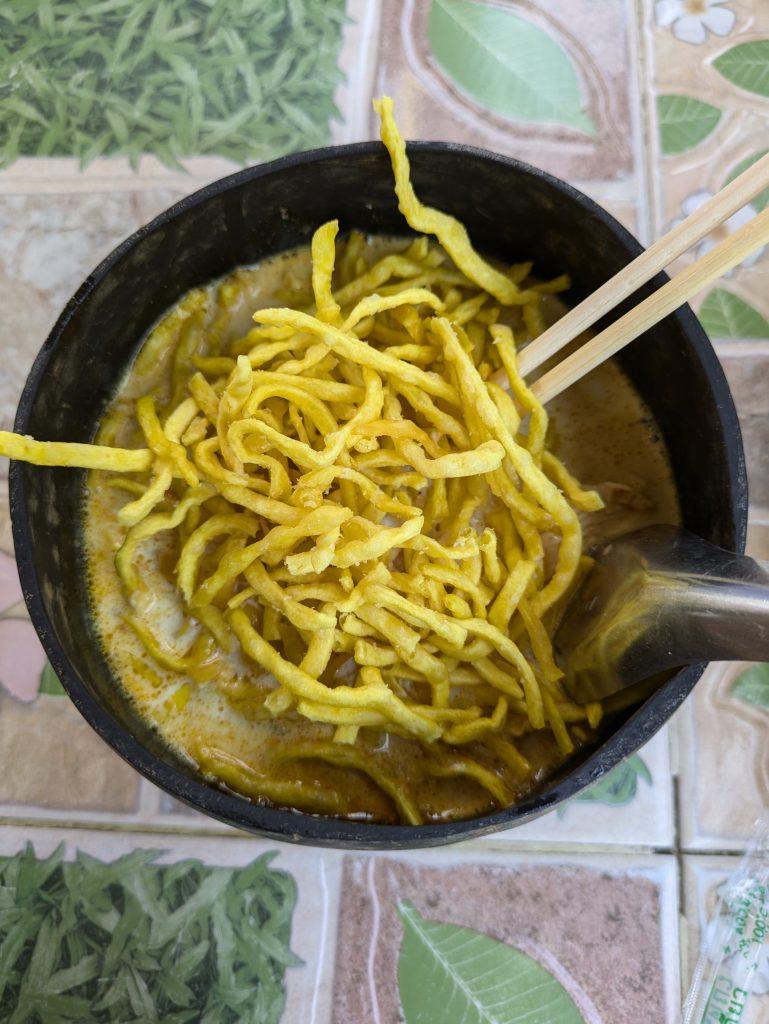 Khao soi con ternera, uno de los platos típicos de Chiang Mai