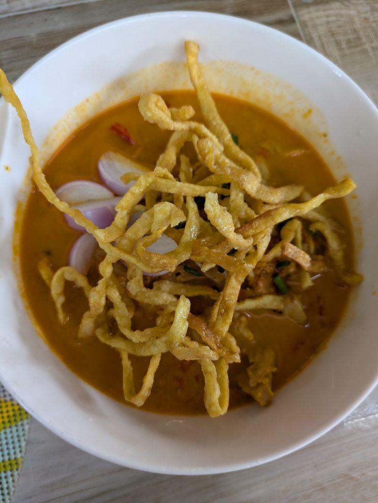 En Chiang Mai se come una sopa llamada khao soi con noodles cocidos y fritos