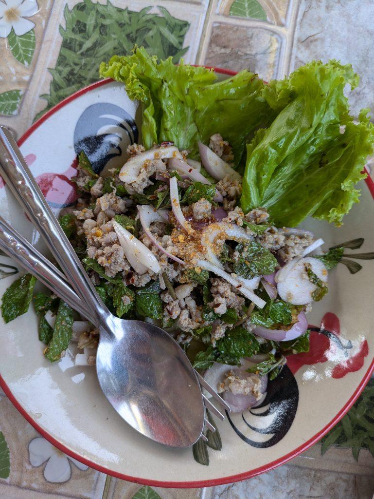 Larb Moo, ensalada picante de la gastronomía de Chiang Mai