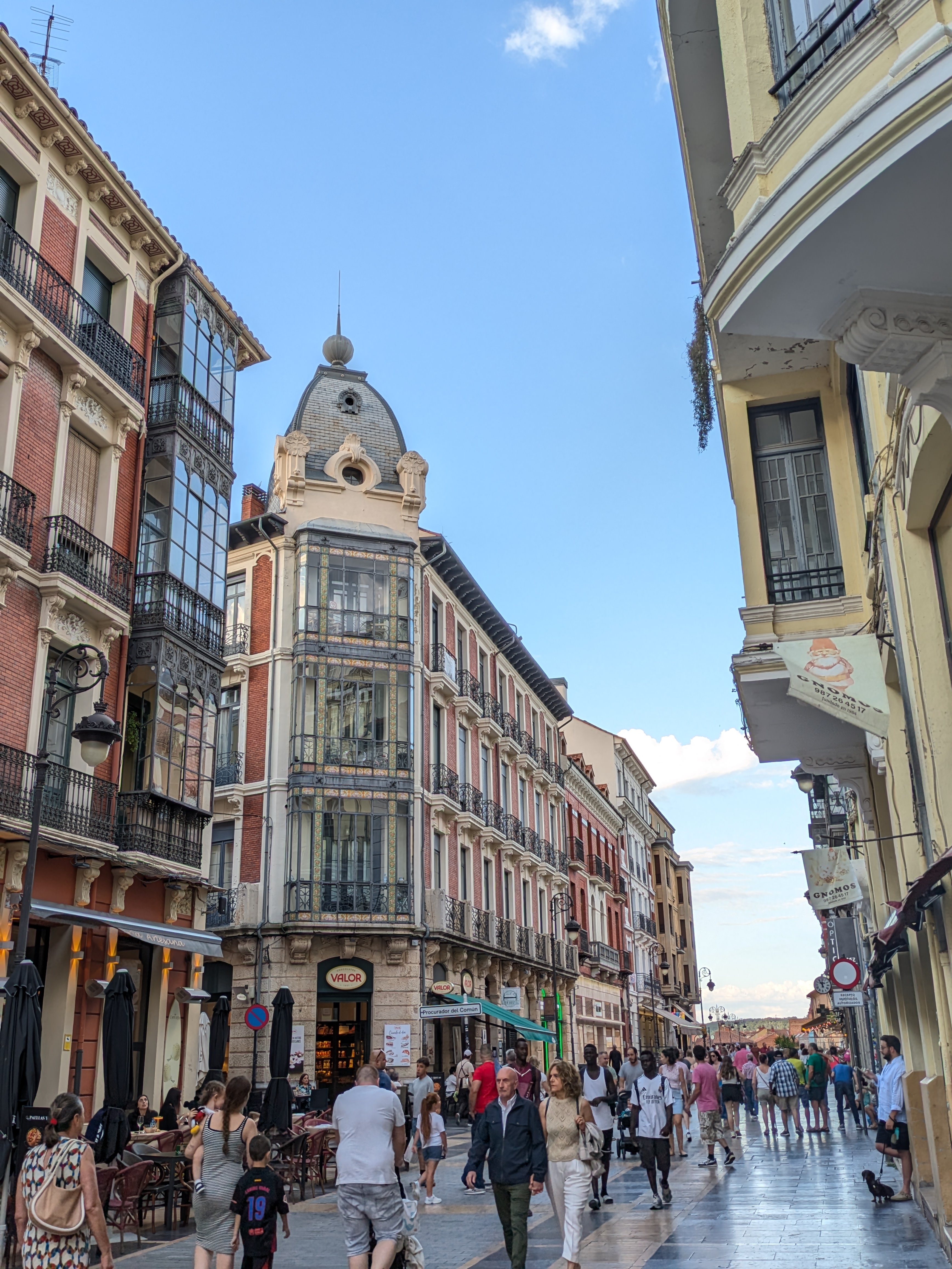 Viandantes se pasean por la Calle Ancha de León