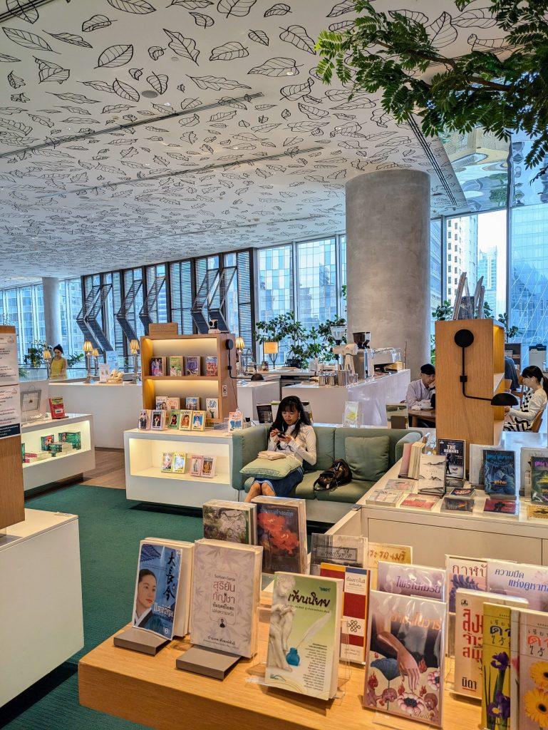 Zona abierta de compra y lectura de libros en Bangkok
