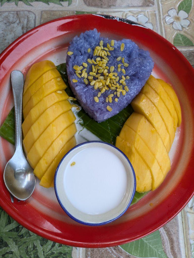 Mango sticky rice, con arroz glutinoso, el mejor postre de Tailandia y Chiang Mai