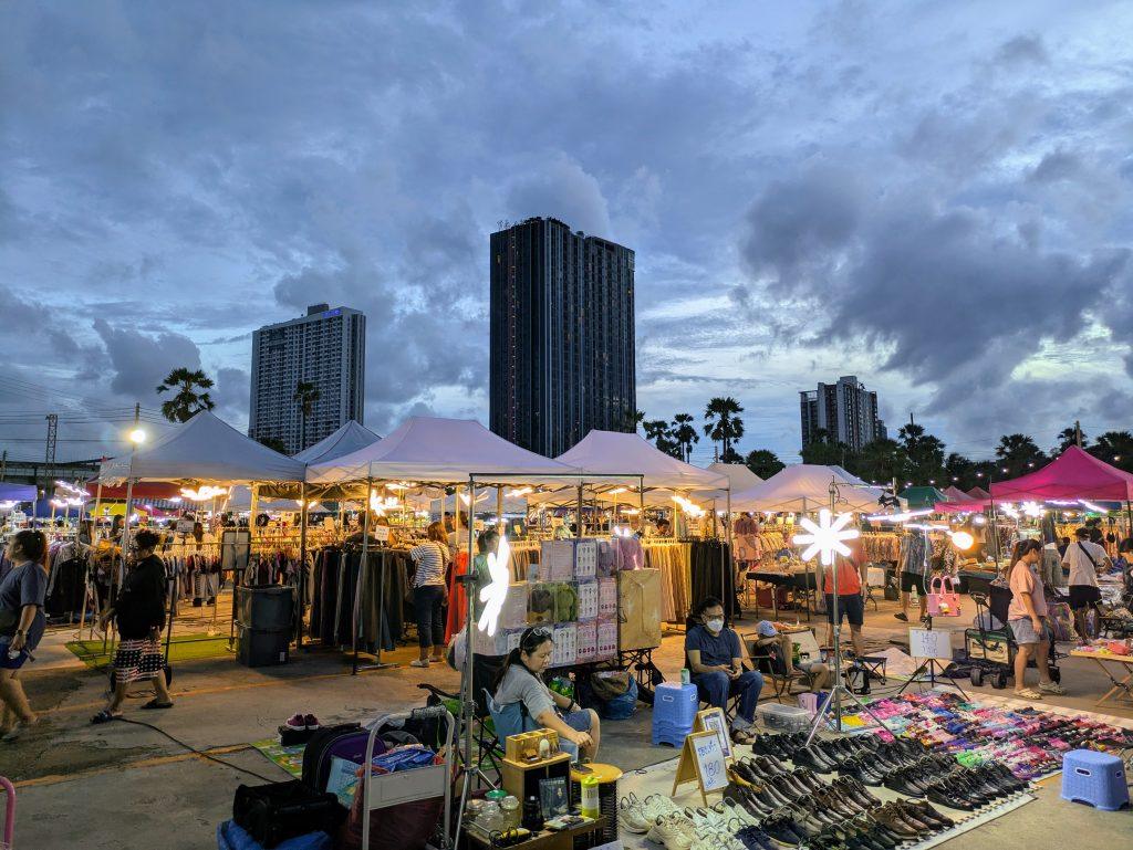 Puestos vendiendo objetos y elementos de segunda mano en Owl Market Bangkok
