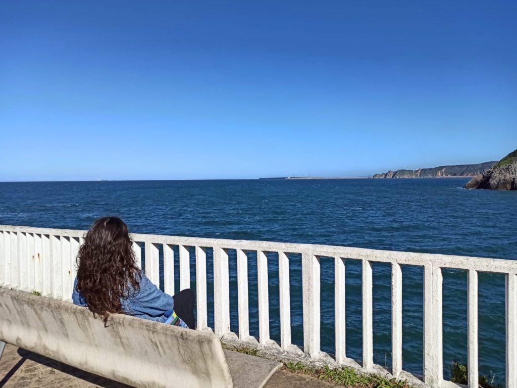 Miradores en Perlora, con vistas a los acantilados cercanos y al Cantábrico