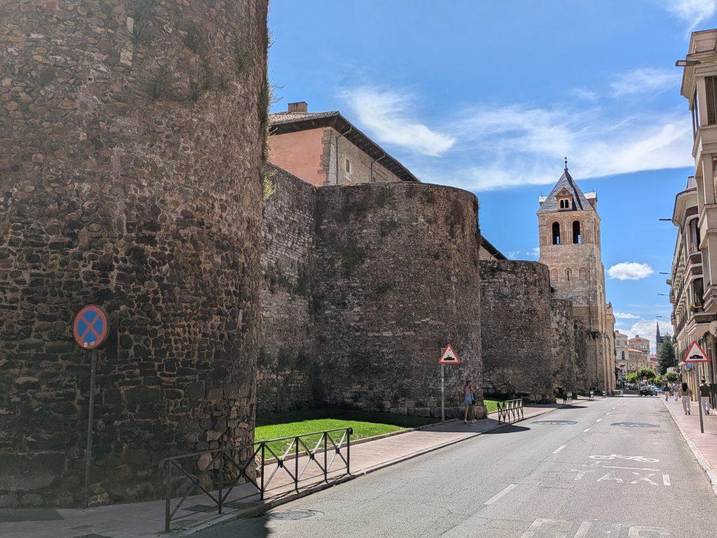 Las murallas intactas con sus famosos cubos, en León