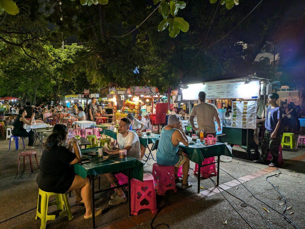 night market junto a la muralla de Chiang Mai