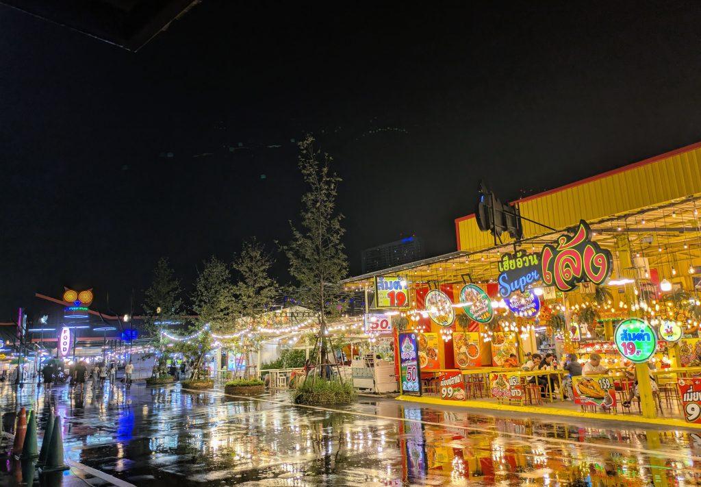 Reflejos de la lluvia en Owl Night Market