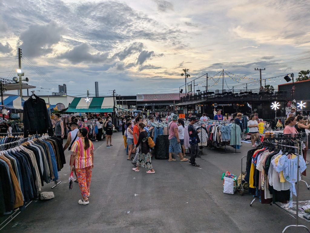 Mercadillo de segunda mano en Owl Market, cerca de Pak Kret, en Bangkok