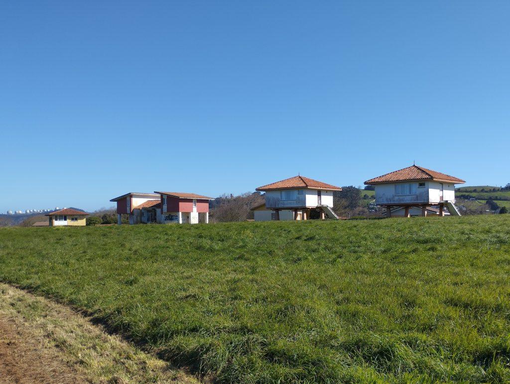Casas que siguen la tradicional arquitectura de los hórreos, en abandono